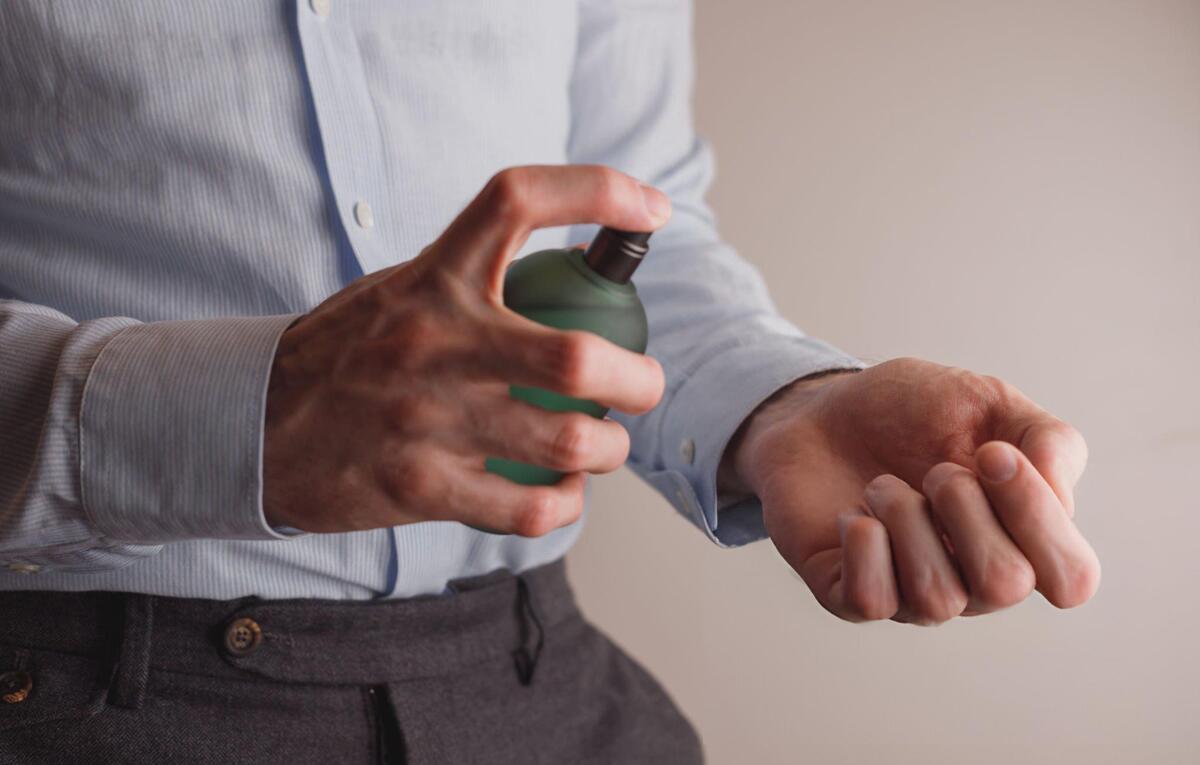 Une personne applique quotidiennement de l'eau de Cologne sur ses mains