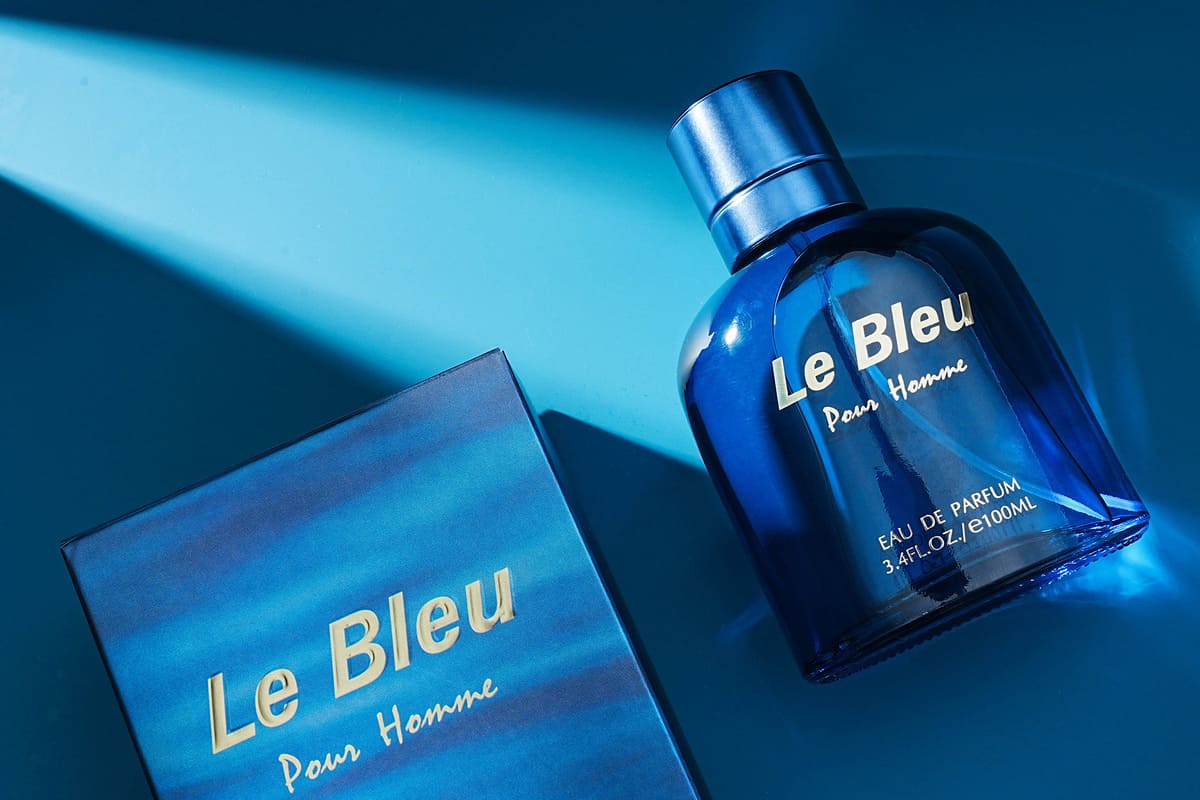 les parfums sont stockés dans un endroit sombre et frais