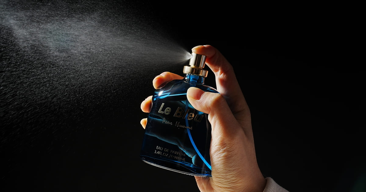 vaporisez du parfum à au moins 5 à 15 cm de votre corps ou de votre tissu