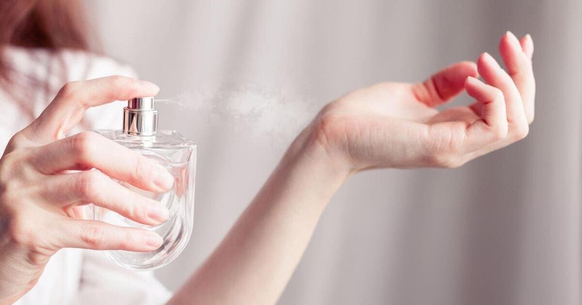 vaporiser du parfum sur la peau nue