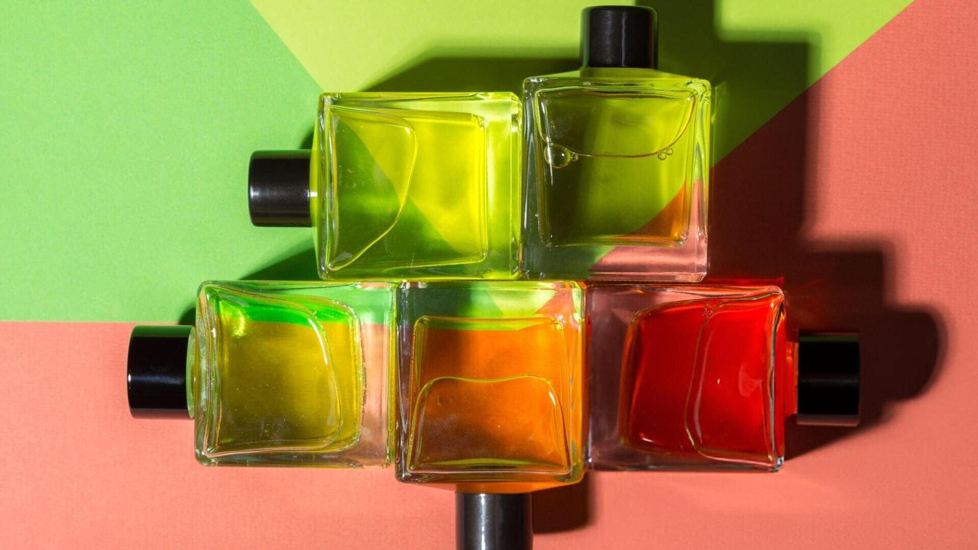 Flacons de parfums personnalisés avec fond coloré